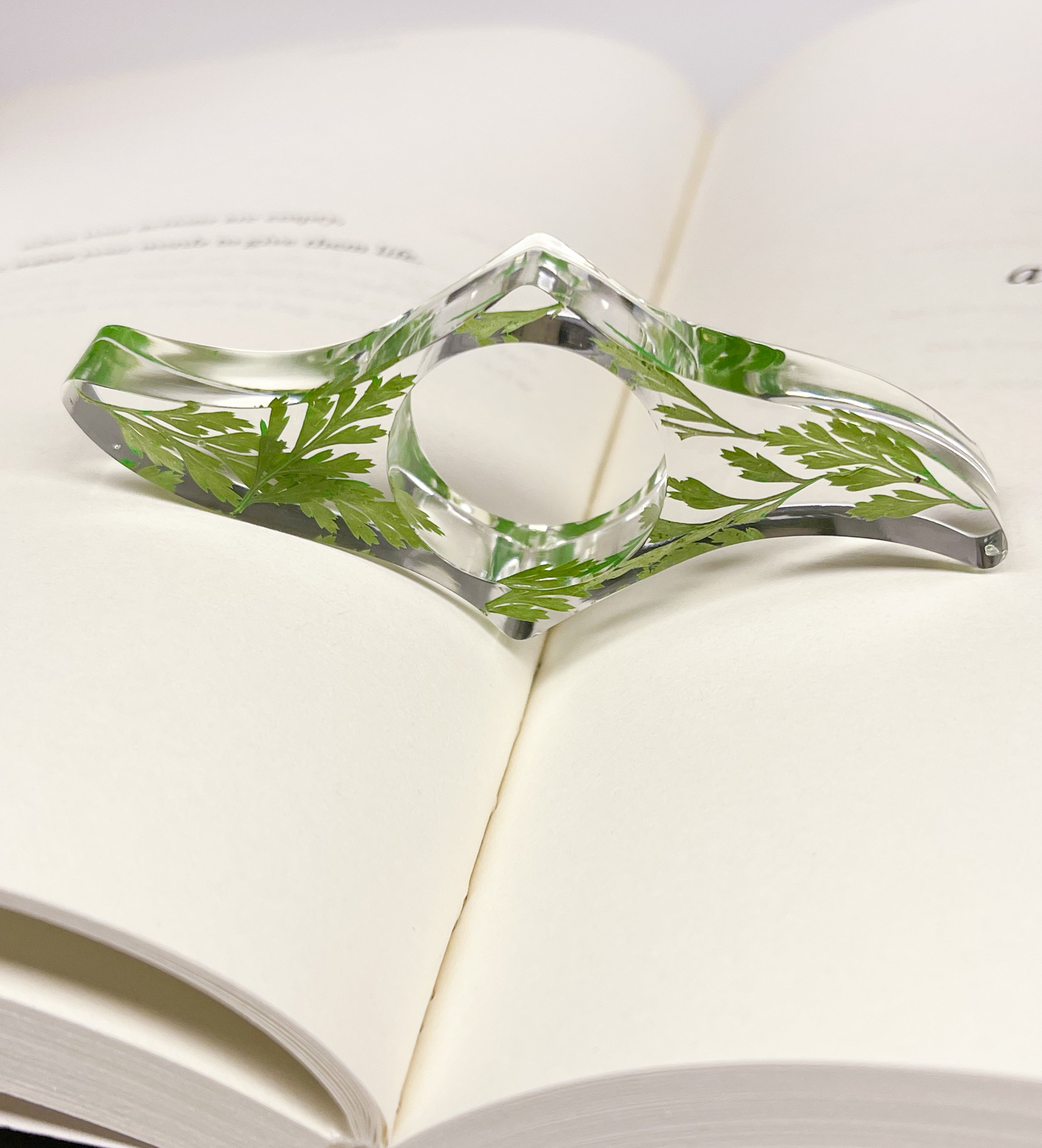 Fern book page holder thumb, front view, plants, bxsie